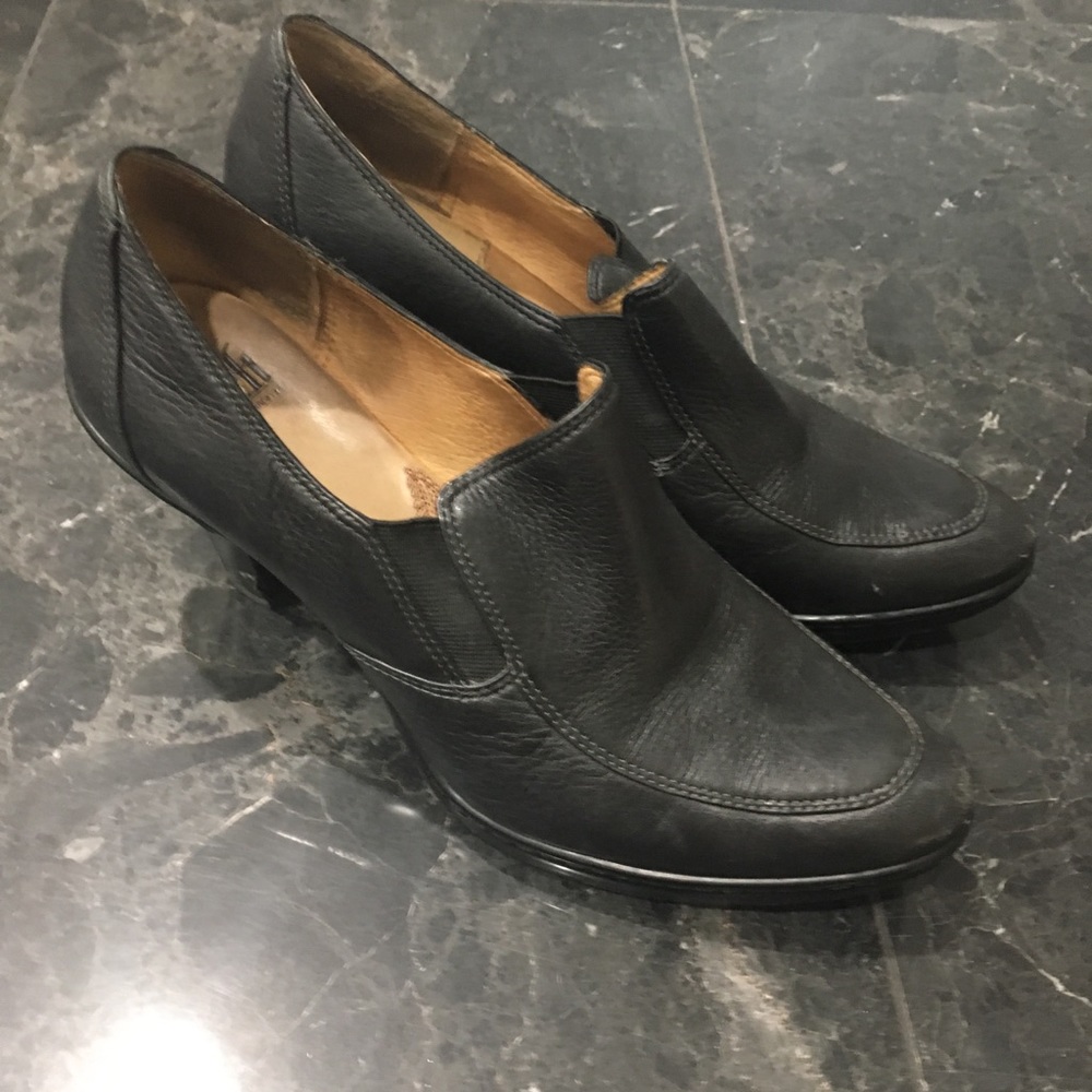Sofft black healed shoes